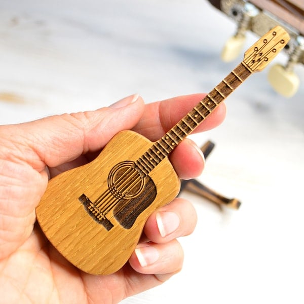 Luthen™ - Personalized Oak Keepsake For Guitar Players