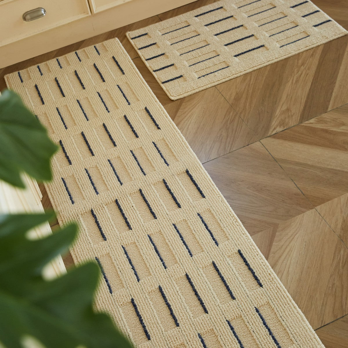 Corrio™ - Keeps Hallways Clean With Quiet Grip