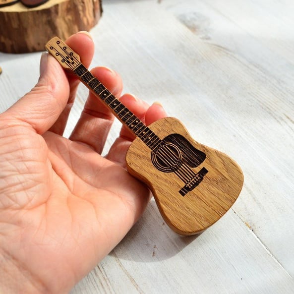 Luthen™ - Personalized Oak Keepsake For Guitar Players