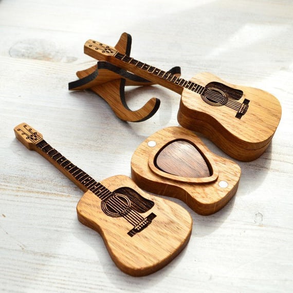 Luthen™ - Personalized Oak Keepsake For Guitar Players