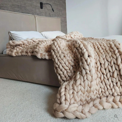 Looma™ - Hand-knitted Natural Throw for Year‑Round Comfort